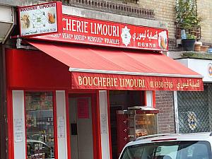 モスケの周辺にはアラビア語が書かれたお店が沢山。