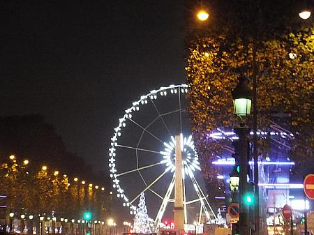 白く輝くコンコルド広場前の観覧車前からマルシェが広がっています。