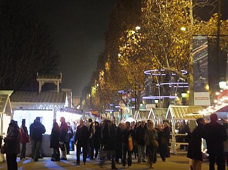 白く輝くコンコルド広場前の観覧車前からマルシェが広がっています。