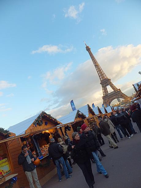 そんなとトロカデロ公園でもマルシェ・ドゥ・ノエル クリスマス市) 開催中！