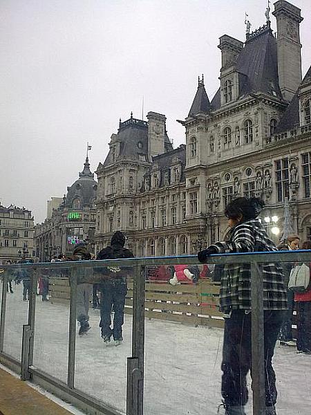 パリ市庁舎前のスケートリンク！