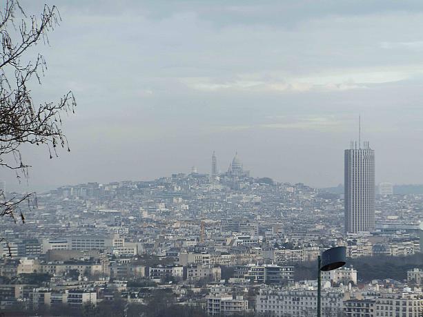 パリ副都心、ラ・デファンス地区からさらに西のエリアにイル・ドゥ・フランス圏一高いポイントとして知られる丘があります。こちらからのパリを一望することができます！こちらの写真正面に見えているのは、モンマルトルの丘！