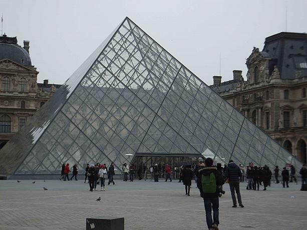 ピラミッドが強烈な印象を残すルーブル美術館の庭園。