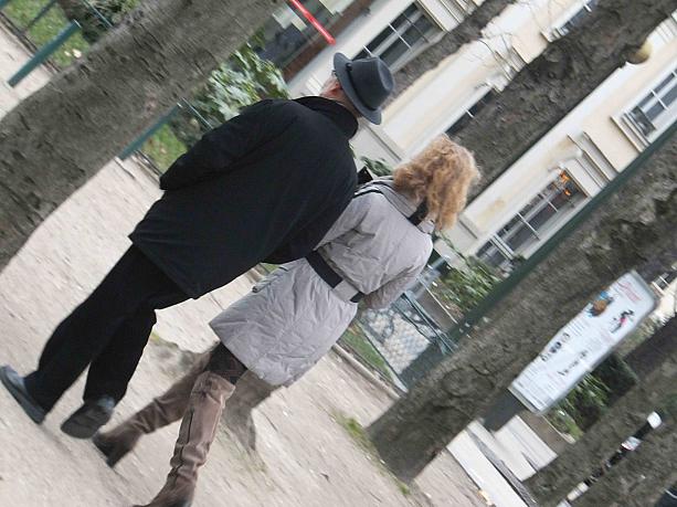 女性だけでなく、男性の装いも素敵なものばかりですねえ。