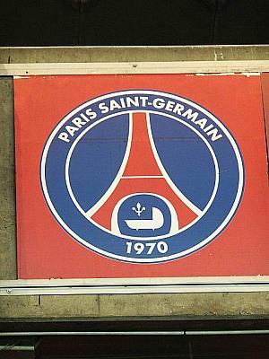 パリ・サンジェルマンチームのロゴ。エッフェル塔があしらわれていますね！