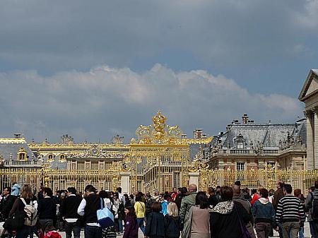 パリ郊外のヴェルサイユ宮殿。この時期の週末は普段よりもながーい長蛇の列ができています。