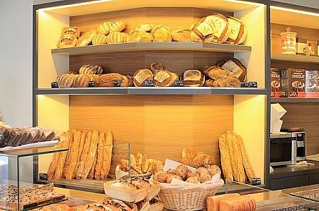 良質な素材でつくられるパン。お客さんが足しげく通います。