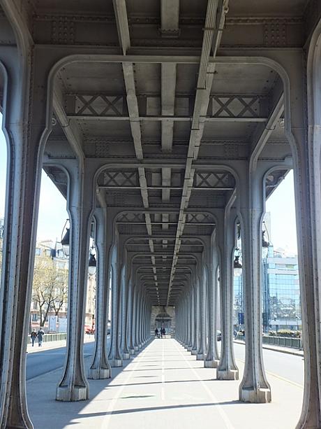 建造物としても、その芸術性が常に注目されている橋なんだそうですよ！