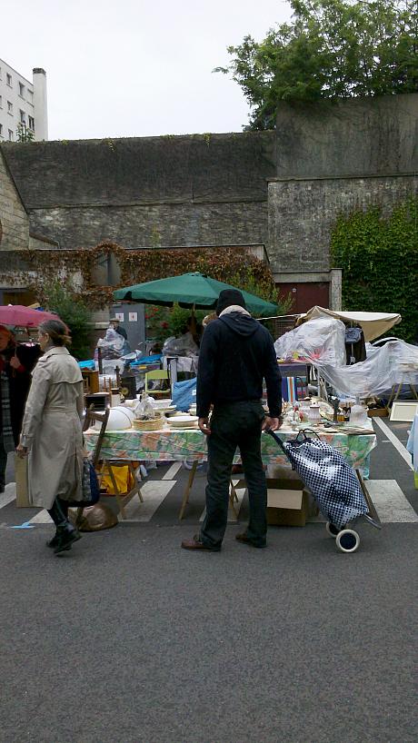 ちなみに、日本のフリーマーケットに近いのが、“Vide-Grenier(ヴィット・グルニエ)”です。“Brocante(ブロカント)”というのも、古物の買売をいいますが、少し商業的な感覚です。