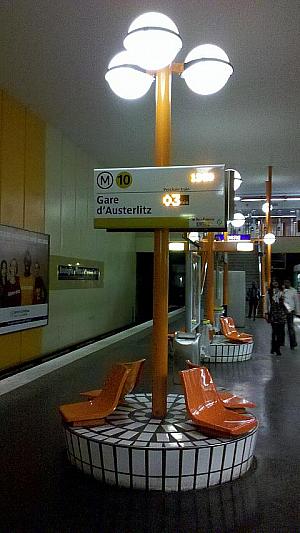 ホームの掲示板には行き先(終着駅名)が表示してあります。このホームは10番線、Gare d`Austerlitz行き (方向) の電車しか来ません。ちなみに、数字は次の電車が後何分で到着するか、を表示しています。 
 
