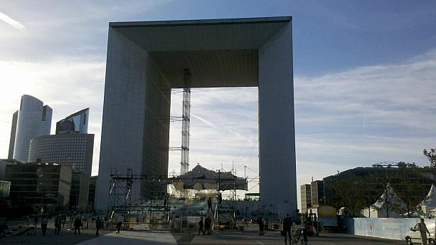 La Défense (ラ・デファンス) 地区の新凱旋門前、広大な広場になっています。