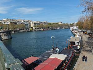 パリで2番目に長いセーヌ川は、季節や場所、時間や天気によって、様々な表情をみせます。