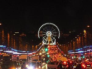 シャンゼリゼ大通り。白く輝くのは、コンコルド広場前の大観覧車。
