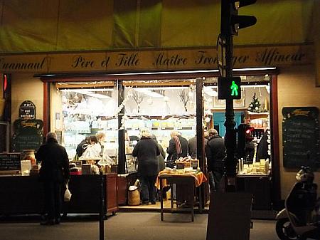 ノエルや年末の買出しで、お店は大賑わいです。こちらはチーズ屋さんです。