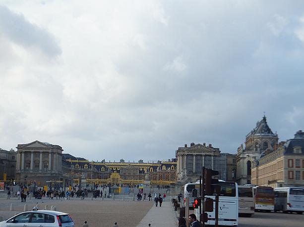 ヴェルサイユ宮殿のある、ヴェルサイユ市はパリからは南西のところに位置する郊外の街です。