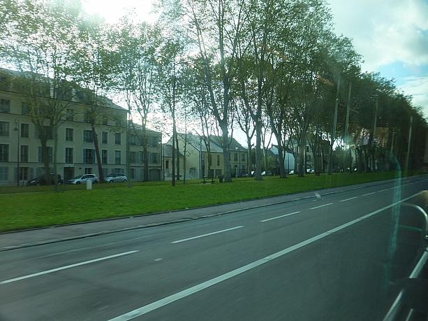 パリからは、郊外線で行くのが1番シンプルです。しかし、バスで行く事も可能なんです。宮殿が近づいてくると、通りはこんな風に広々としています。