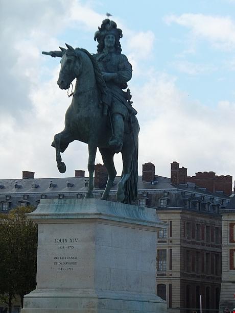 宮殿の正面には、“太陽王”の異名をもつ、ルイ14世の彫像があります。ヴェルサイユ宮殿を建設した王ですね！