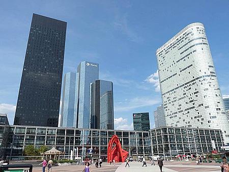 パリ副都心、La Defense (ラ・デファンス) 。ガラス張り、ドーム型の建物がCNITです。