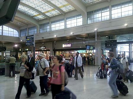 ターミナル駅は、ヴァカンスに出かける人でにぎわいます。