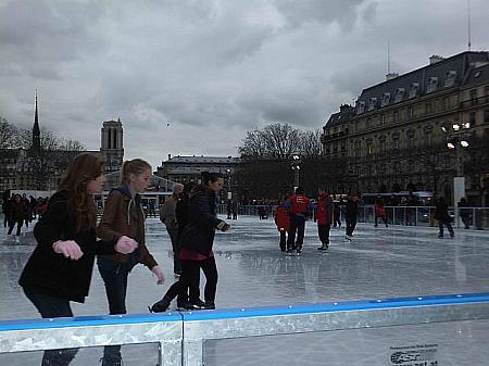 毎年この季節には、各地にスケート場が設置され、パリジャン達に大人気！