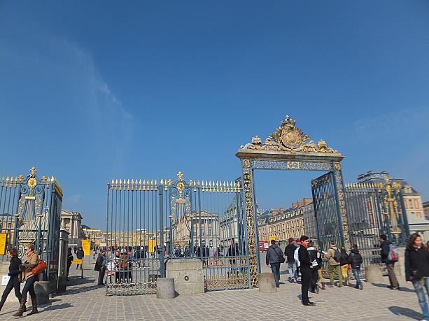 ヴェルサイユ宮殿はいつも多くの観光客でにぎわっています。