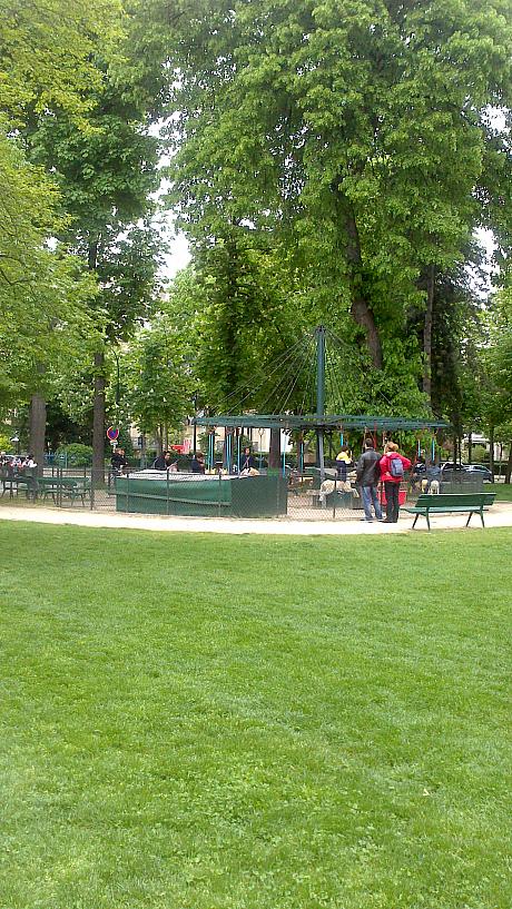 パリには公園がたくさんあります。キッズたちも外で思いっきり遊びたいでしょうね・・・