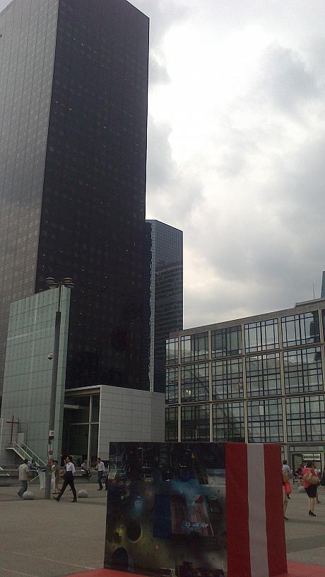 また新凱旋門は高層ビルが立ち並ぶオフィス街、La Défense (ラ・デファンスの) シンボルです。