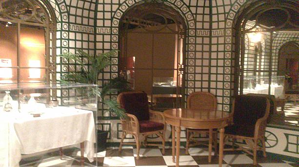 当時使用されていた食器類の展示もありました。