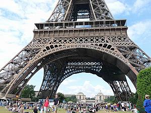 今ではパリのシンボルに・・・パリの各所からさまざまな顔をのぞかせます。