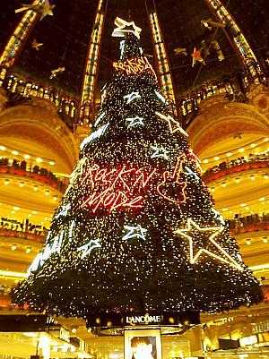 毎年装いが異なるギャラリーラファイエットのクリスマスツリー