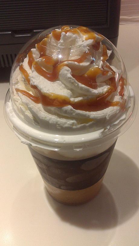 今日はキャラメルフラペチーノ。甘いけどおいしいー！