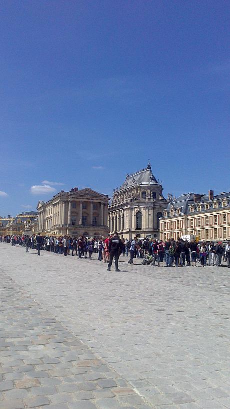 世界中の観光客が集まる、ヴェルサイユ宮殿。休日だけでなく、平日もものすごい人出です。