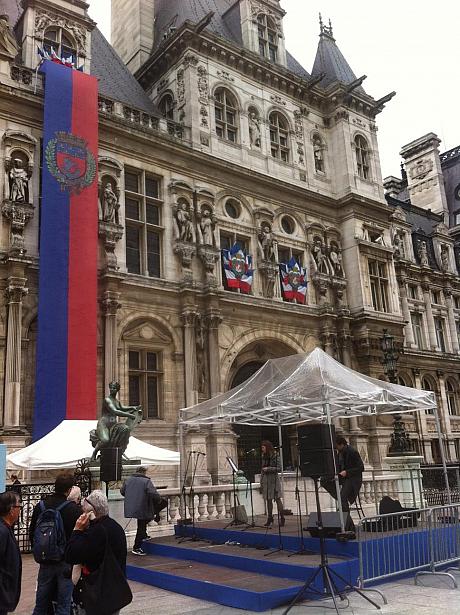 市庁舎の建物にかかるこちらの弾幕は、フランスにおける重要なイベントや歴史であることを表しています。