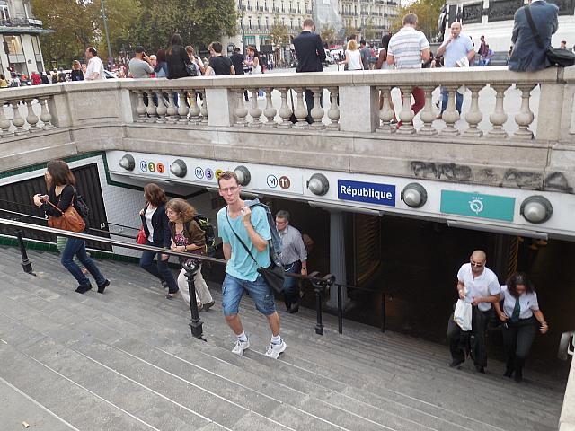 レピュブリック広場に集う人々 パリナビ