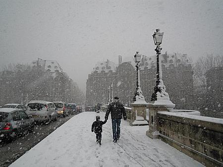 冬はかなり冷え込むパリ。こんな雪の日は珍しいですが・・・