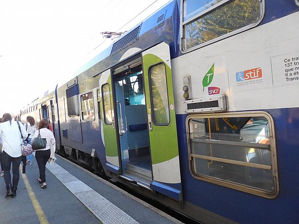 パリからイル・ド・フランス内の郊外へ延びる電車、Transilienです。