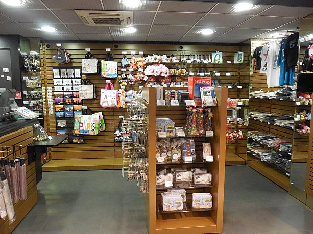 定番のお土産物屋さんも発見。最近はショッピングモールのような駅も増えましたが、オペラ駅内はまだ昔の商店街のような雰囲気です。
