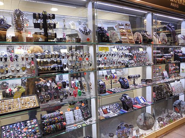 時計やアクセサリーのお店。この時計の数！時計１０ユーロ、ピアスは５ユーロ。やっぱり安い。