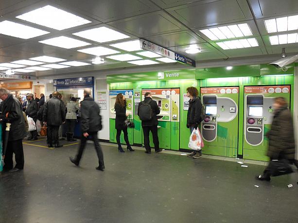 メトロオペラ駅の中です。乗り換えの要所でもあり、毎日大勢の人達が行き交います。