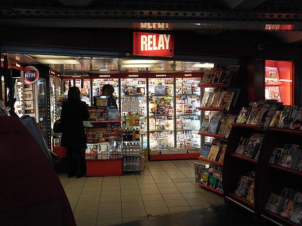 実は小さな売店が沢山並んでいるんです。これは主要駅によくあるキオスク。