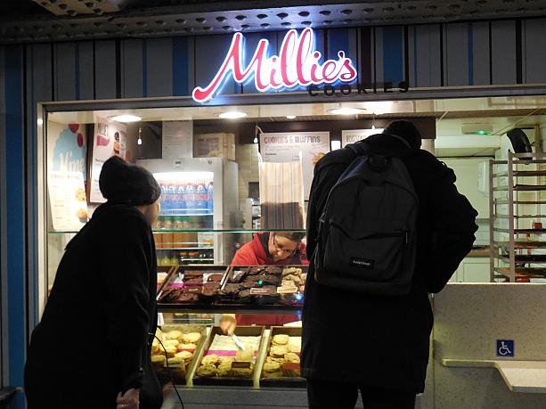 小腹が空いたらお菓子屋さんも。