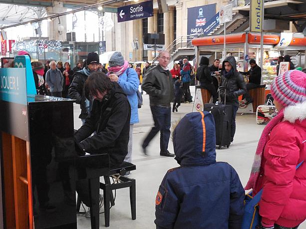 色んな駅で見かけるようになった、自由に弾けるピアノ。いつも誰かしら腕前を披露しています。慌ただしい駅の中でちょっと和む一コマです。