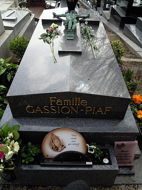 有名人のお墓もいっぱいあります。こちらはエディット・ピアフのお墓。