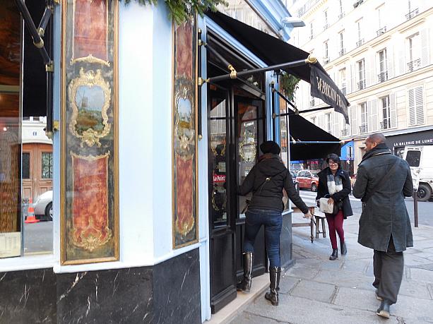 パリでも有数の人気ブーランジェリーなんですよ。お客さんもひっきりなしにやってきます。