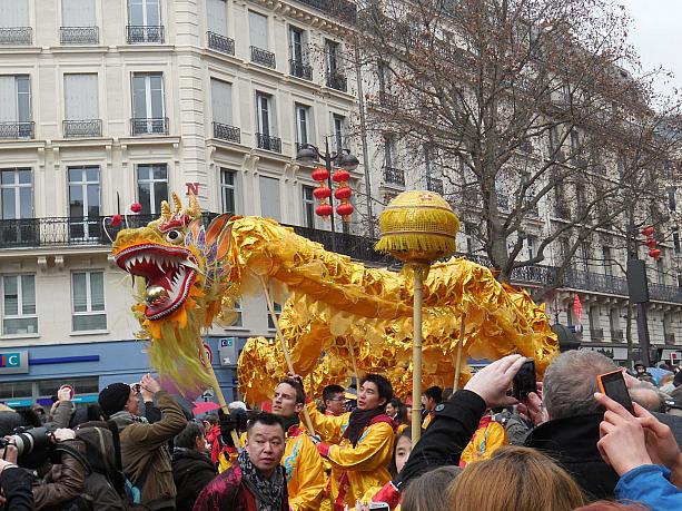 パリのアジア人の中でもダントツの規模を誇るチャイニーズコミュニティー。今やパリの一大イベントの一つです。