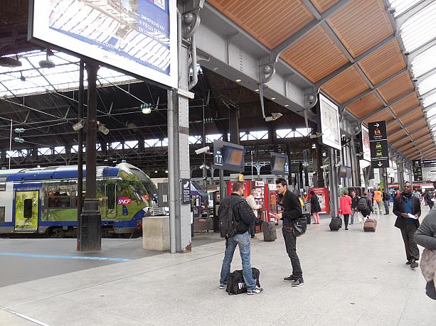 パリの主要駅のひとつ、サン・ラザール駅。長距離電車でノルマンディー地方に向かいます☆