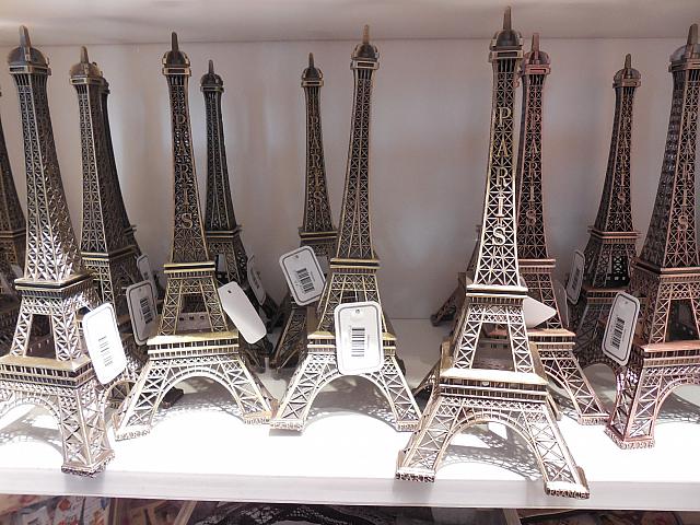 パリの蚤の市で購入、エッフェル塔の置物(ガラス製) - 置物