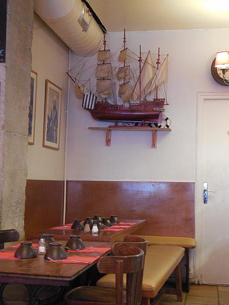ブルターニュの船が壁に飾ってあります。テーブルの器はシードル用。ちょっと日本のご飯茶碗みたいです。