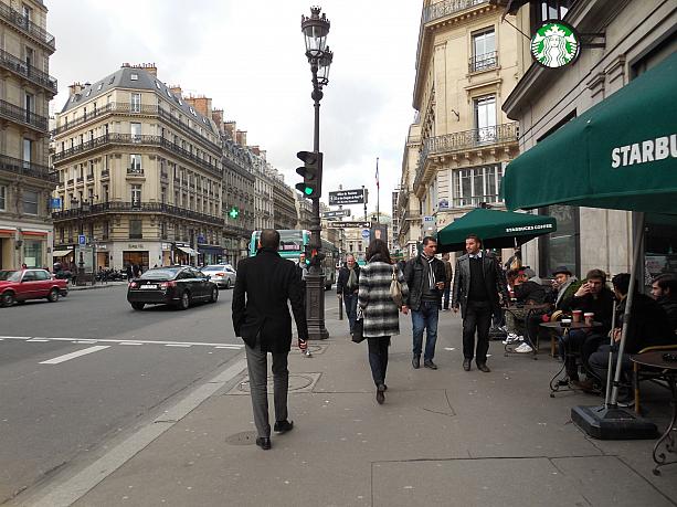 11月13日のテロ事件から2週間が経ちました。パリの人々は普段通りの暮らしを守っています。