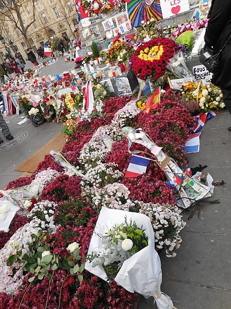 広場中央にあるマリアンヌ像の周りには大勢の人が訪れ、献花をしていきます。